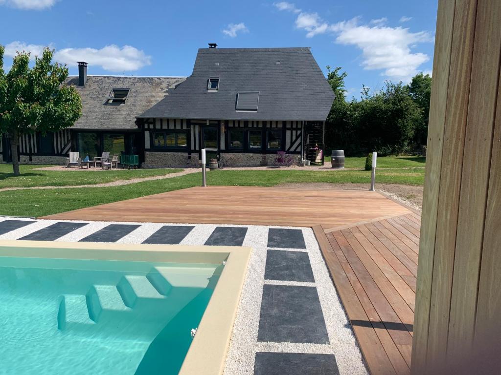 ein Haus mit einem Pool vor einem Haus in der Unterkunft La Pomme d'Amour in Honfleur
