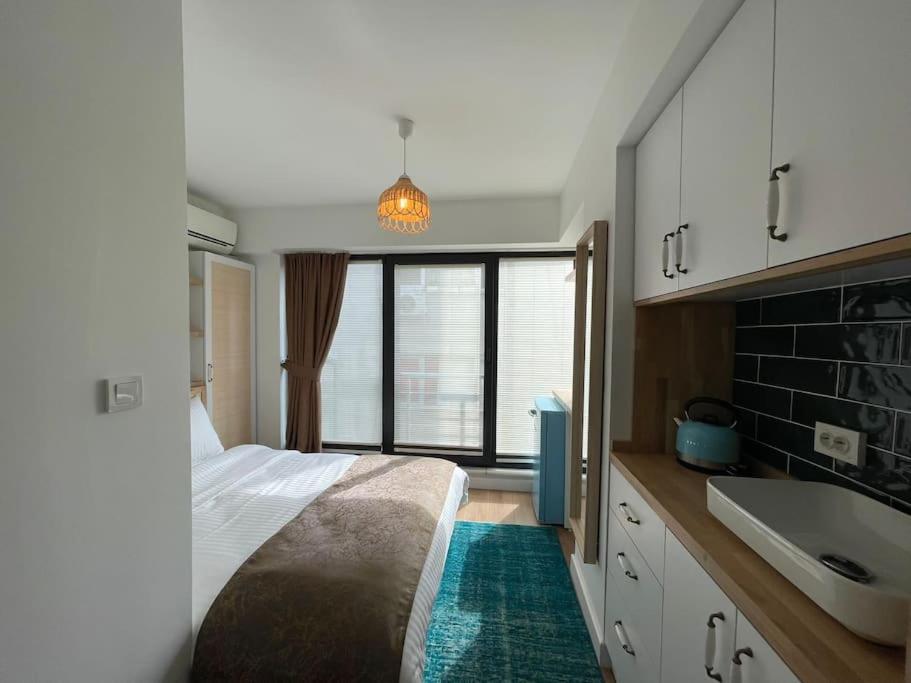 Kuchyň nebo kuchyňský kout v ubytování CLK Suites Hotel