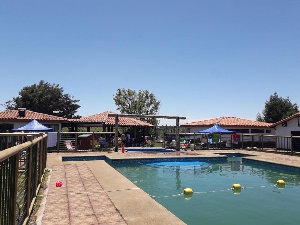 una piscina con palline gialle in acqua di Domos Mi Espacio Rustiko a San Carlos