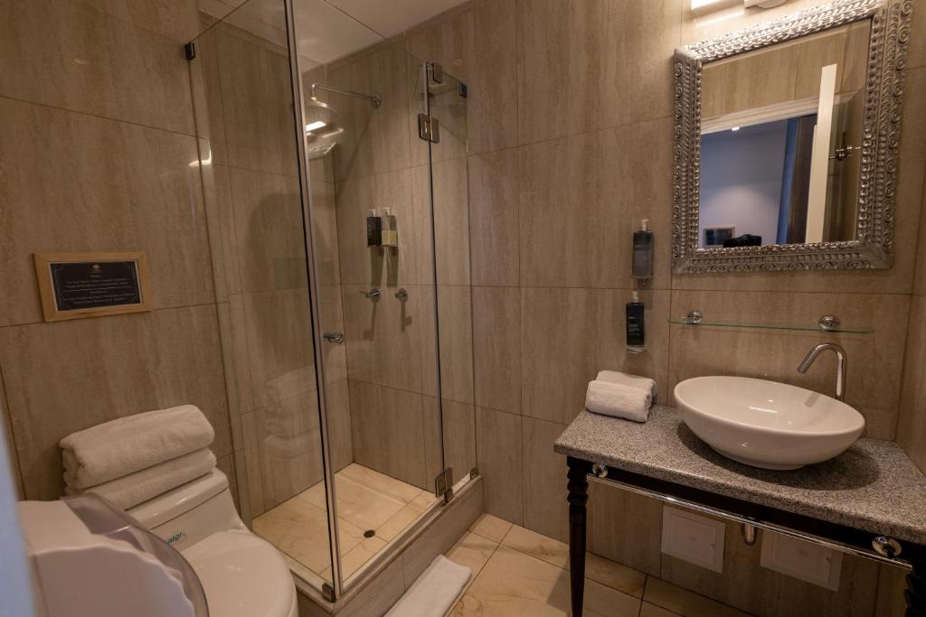 un bagno con doccia, WC e lavandino di Tariq Boutique a Cuzco