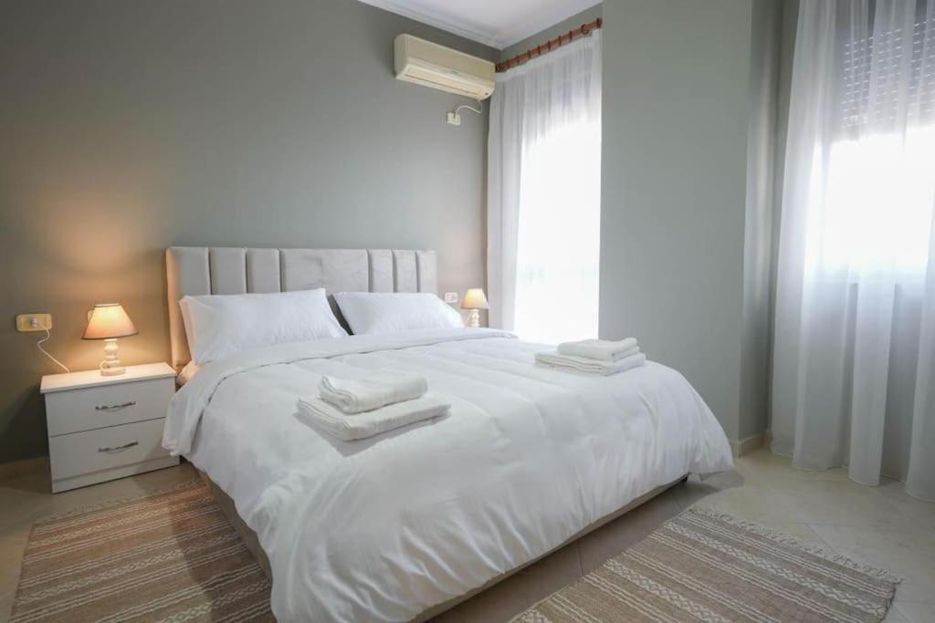 Ένα ή περισσότερα κρεβάτια σε δωμάτιο στο Staycation, City Center Apartment with balcony