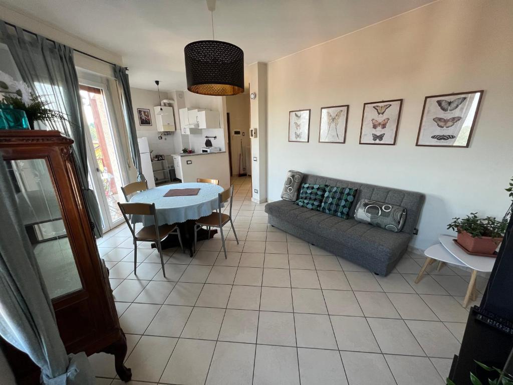 uma sala de estar com um sofá e uma mesa em La Panoramica em Colazza