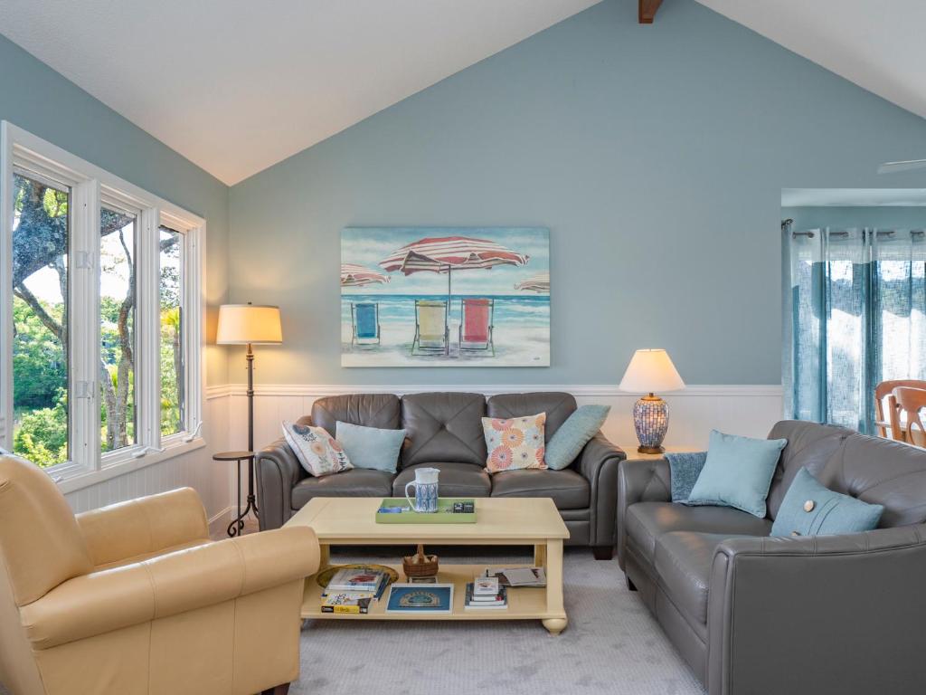 Una sala de estar con dos sofás y una mesa de café. en 1228 Creekwatch Villa, en Seabrook Island