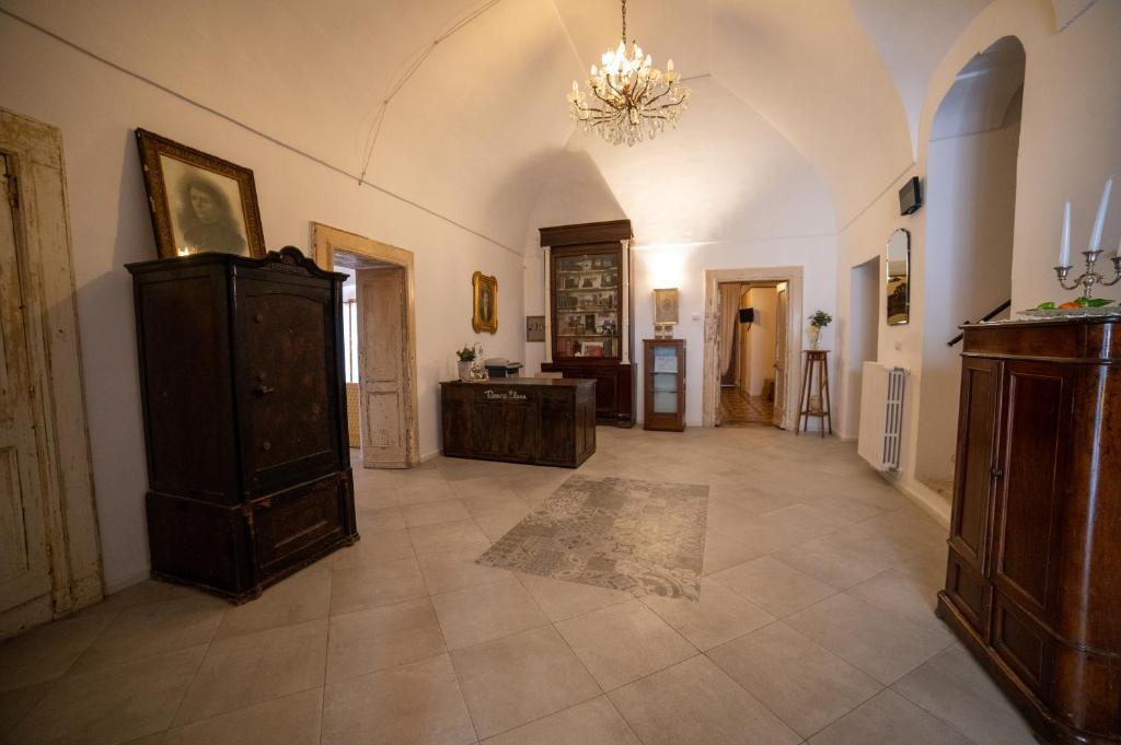 Großes Zimmer mit einem Kronleuchter an der Decke in der Unterkunft Donna Elena in Vico del Gargano