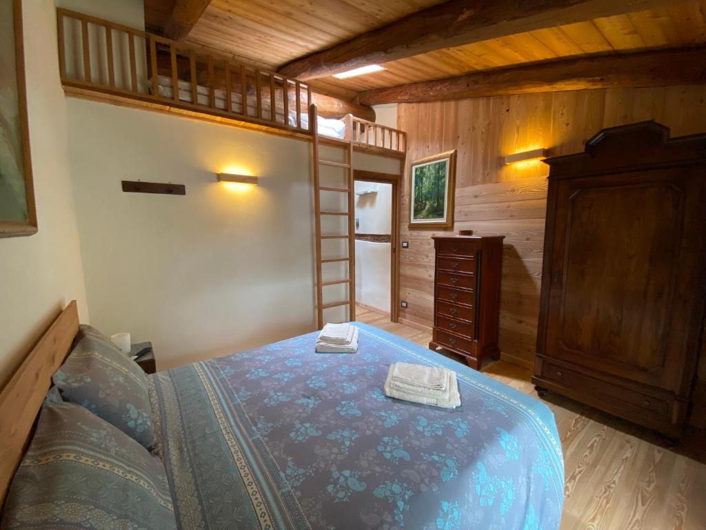 桑佩雷的住宿－L'Oasi di Sodani 2，一间卧室配有一张床和一张双层床梯