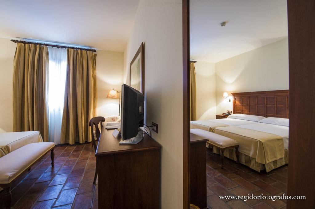 Hospedium Hotel Cortijo Santa Cruz - 12