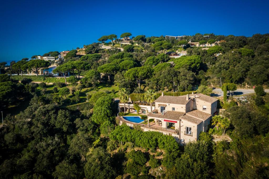 una vista aerea di una casa su una collina di Villa Azucena with splendid swimming pool and seaview a Castillo de Aro