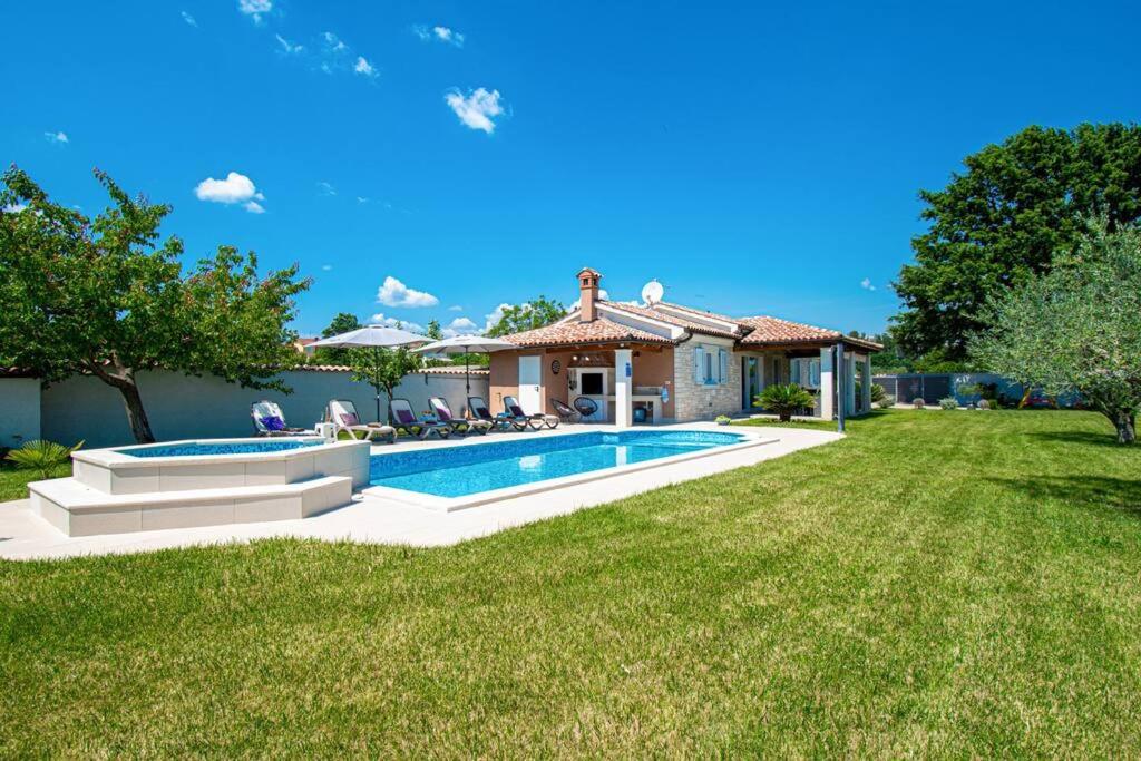 Charming Villa with Pool and Jacuzzi - by Istrabook
