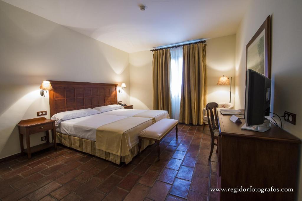 Hospedium Hotel Cortijo Santa Cruz - 9