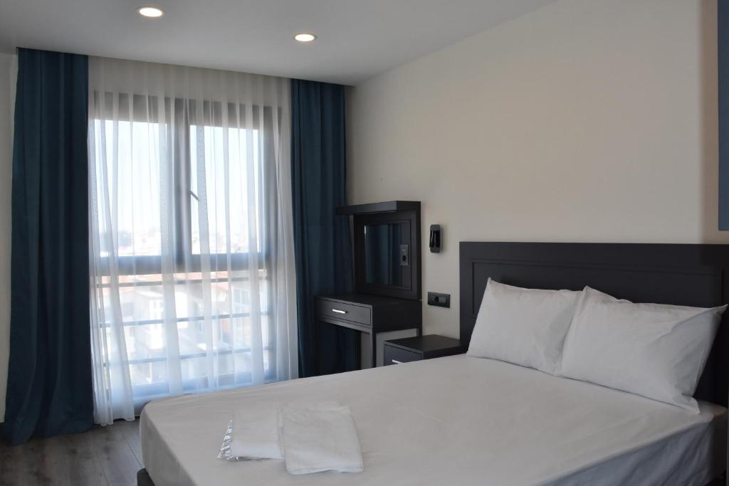 Postel nebo postele na pokoji v ubytování Shishly Palace Hotel