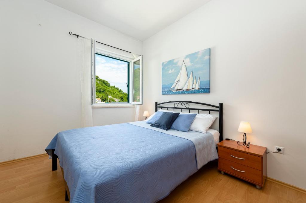 Postel nebo postele na pokoji v ubytování Apartments Mirjana Mljet