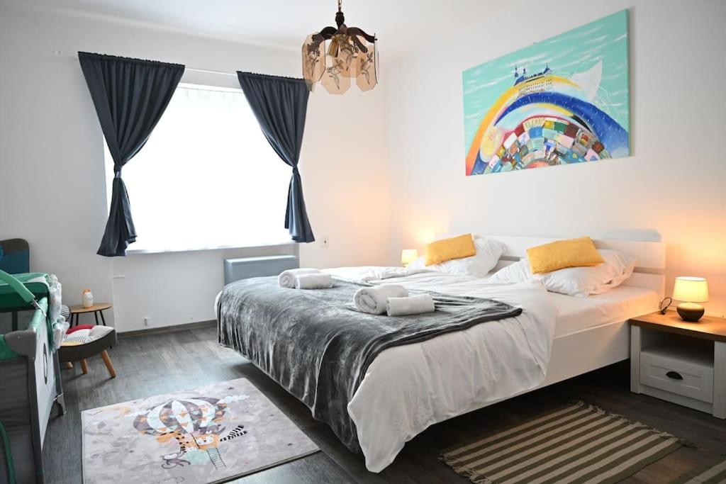 Postel nebo postele na pokoji v ubytování Rodinný apartmán u Broumovského náměstí