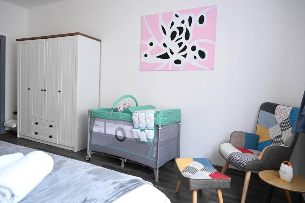 Postel nebo postele na pokoji v ubytování Rodinný apartmán u Broumovského náměstí