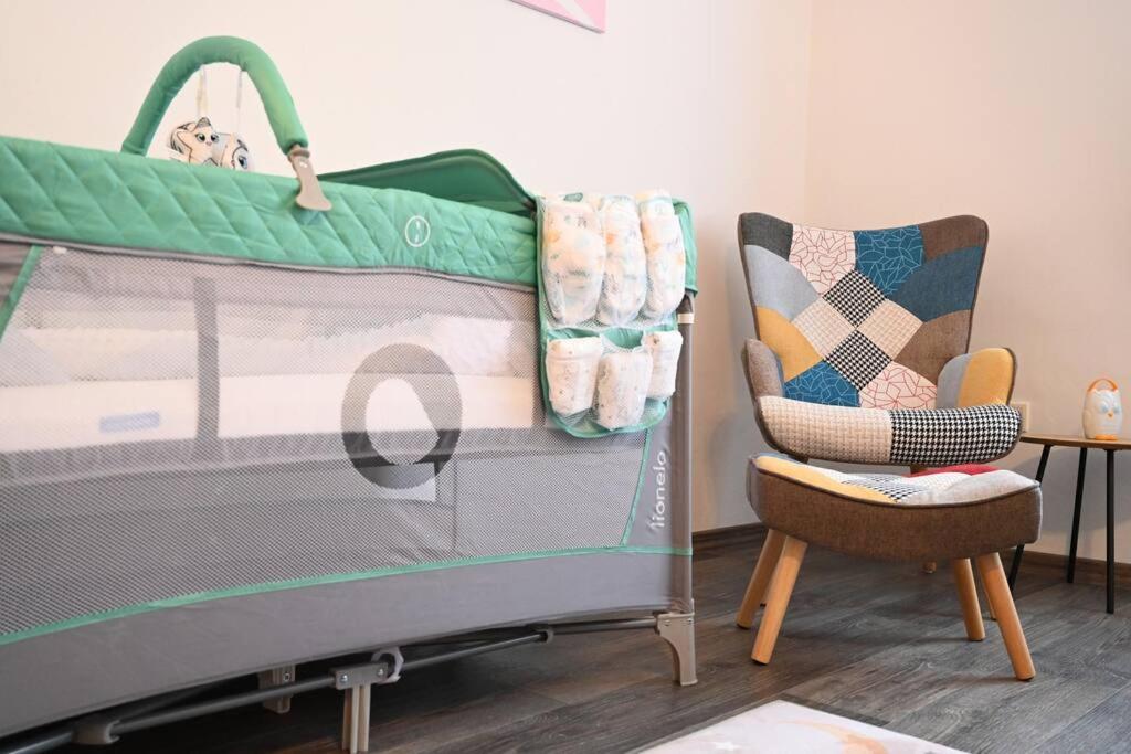 Postel nebo postele na pokoji v ubytování Rodinný apartmán u Broumovského náměstí