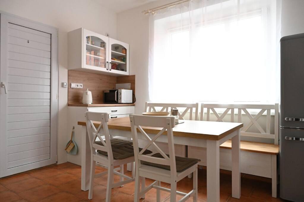 Kuchyň nebo kuchyňský kout v ubytování Rodinný apartmán u Broumovského náměstí
