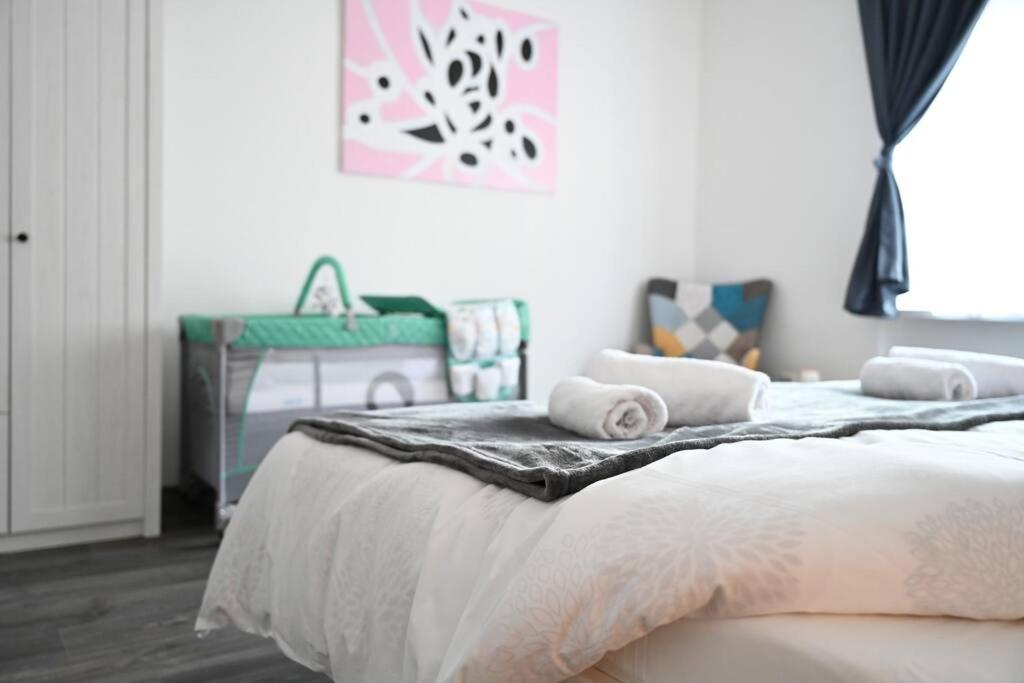 Postel nebo postele na pokoji v ubytování Rodinný apartmán u Broumovského náměstí
