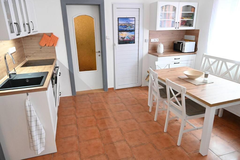 Kuchyň nebo kuchyňský kout v ubytování Rodinný apartmán u Broumovského náměstí