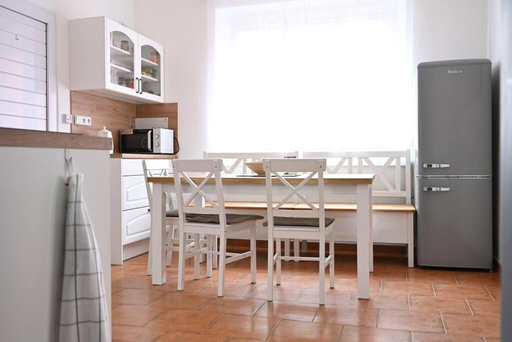 Kuchyň nebo kuchyňský kout v ubytování Rodinný apartmán u Broumovského náměstí
