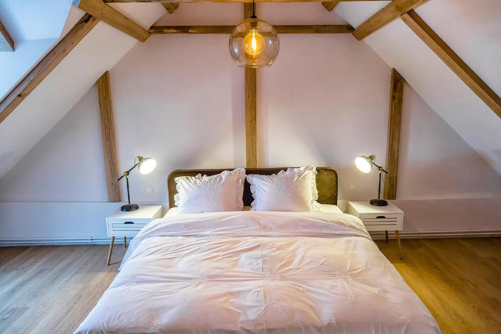 - une chambre avec un lit blanc et 2 lampes dans l'établissement Casa dintre dealuri, à Rozavlea