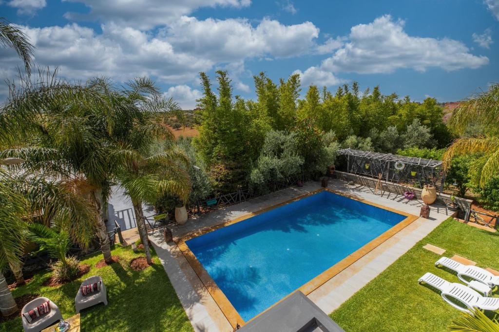 een uitzicht over een zwembad in een tuin bij Riad Bella Montana in Fès