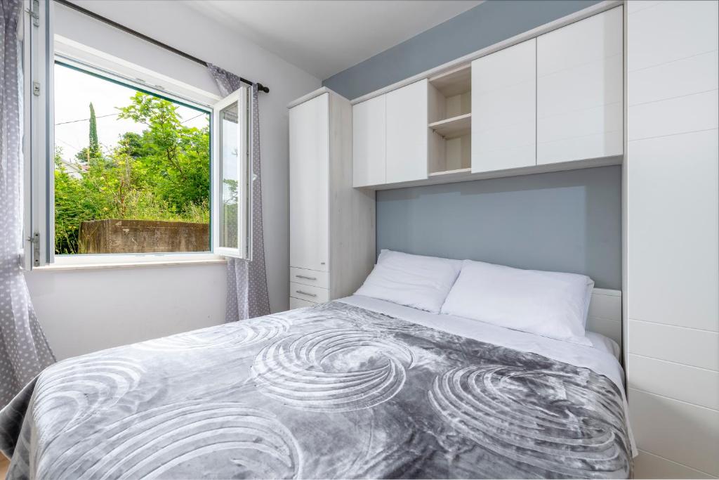 Postel nebo postele na pokoji v ubytování Apartments Mirjana Mljet