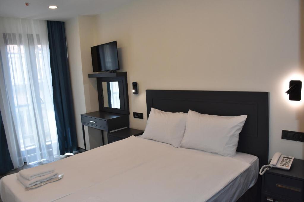 Postel nebo postele na pokoji v ubytování Shishly Palace Hotel