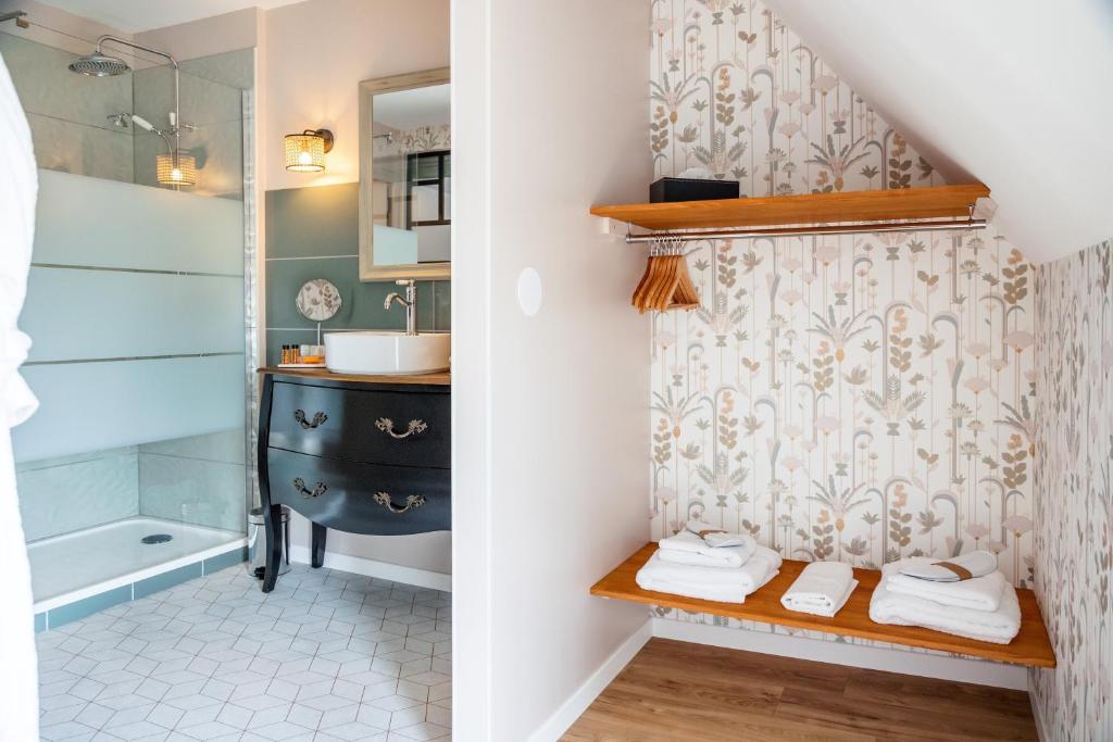 a bathroom with a sink and a shower at Maison Alfred et Agatha in Pleudihen-sur-Rance