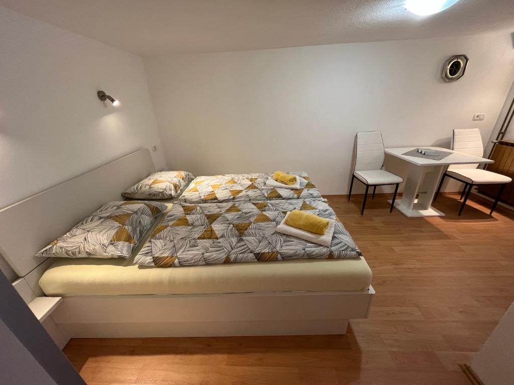 Postel nebo postele na pokoji v ubytování Apartmaji in Sobe Cuder