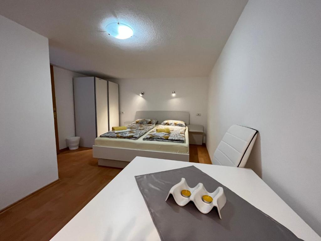 Postel nebo postele na pokoji v ubytování Apartmaji in Sobe Cuder