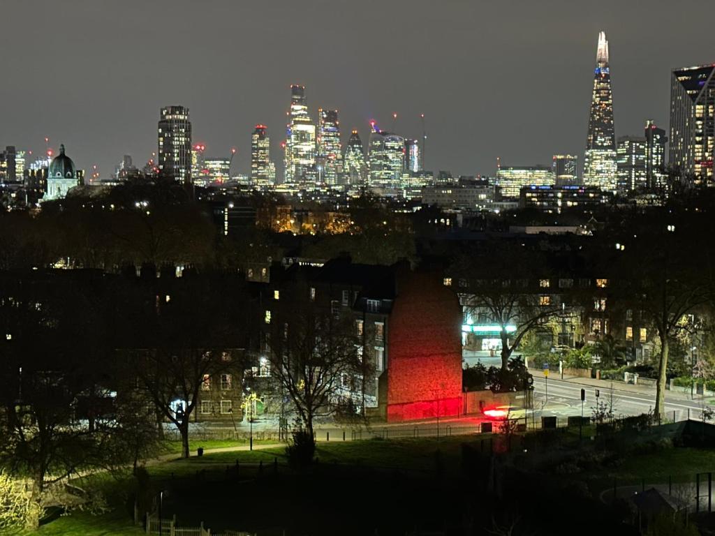 vista notturna sullo skyline della città di Shard room a Londra