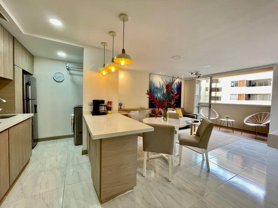 a kitchen and living room with a table and chairs at Espectacular apartamento 200MB Wi-Fi, cerca al aeropuerto JMC in Marinilla