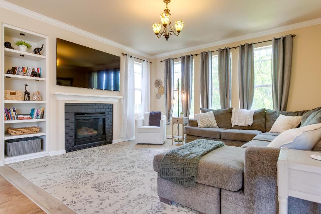 Χώρος καθιστικού στο Westminster Home with Patio and BBQ Near Dtwn Denver
