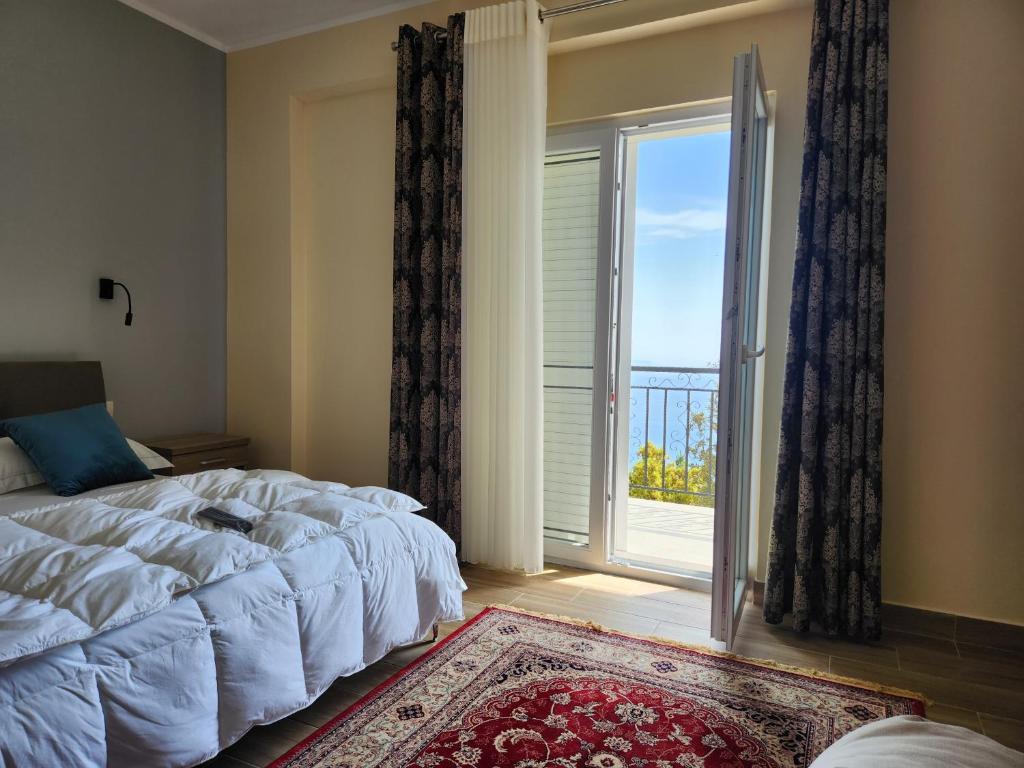 Postel nebo postele na pokoji v ubytování Llogora Dervishaliu Hotel