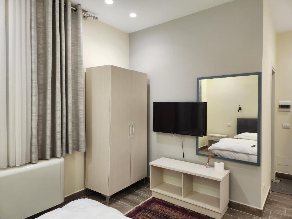 Postel nebo postele na pokoji v ubytování Llogora Dervishaliu Hotel