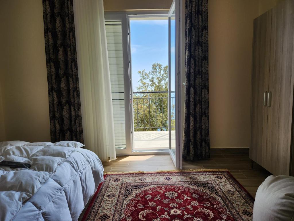 Postel nebo postele na pokoji v ubytování Llogora Dervishaliu Hotel
