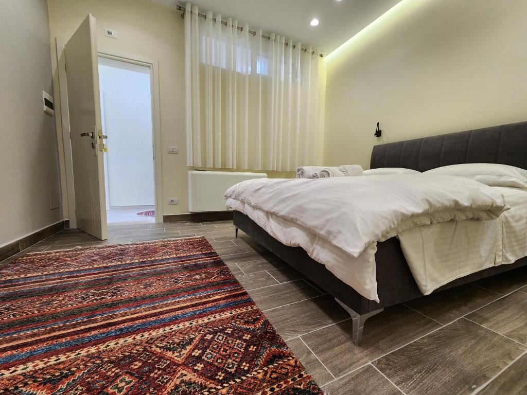 Postel nebo postele na pokoji v ubytování Llogora Dervishaliu Hotel