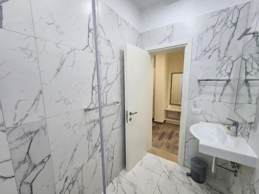 Koupelna v ubytování Llogora Dervishaliu Hotel