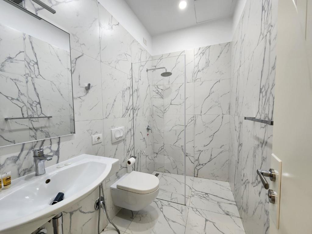 Koupelna v ubytování Llogora Dervishaliu Hotel