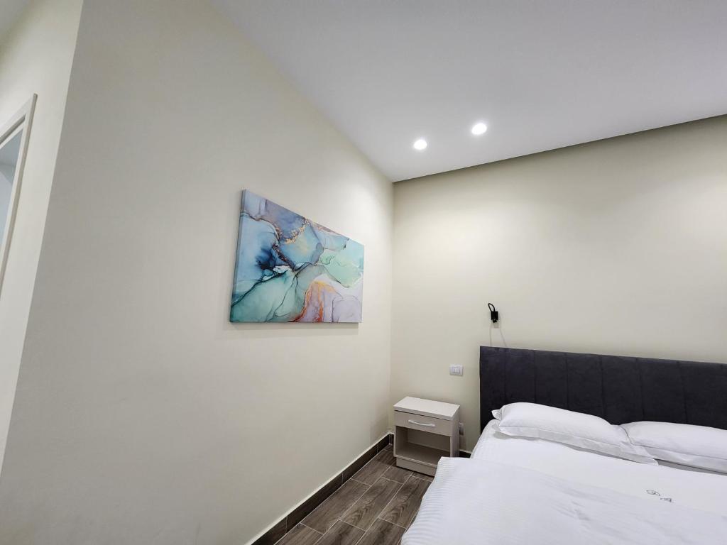 Postel nebo postele na pokoji v ubytování Llogora Dervishaliu Hotel