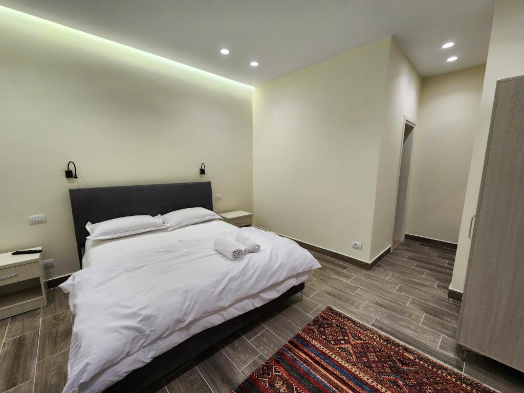 Postel nebo postele na pokoji v ubytování Llogora Dervishaliu Hotel