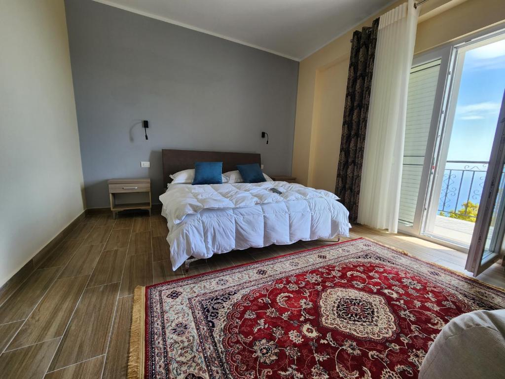 Postel nebo postele na pokoji v ubytování Llogora Dervishaliu Hotel