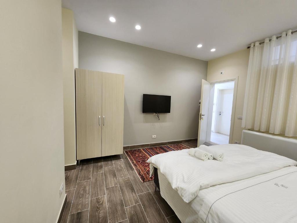Postel nebo postele na pokoji v ubytování Llogora Dervishaliu Hotel