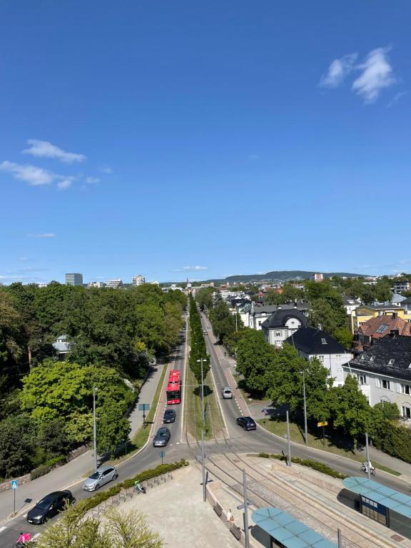 vistas a una calle de la ciudad con coches en la carretera en Frognervein Terrace Penthouse en Oslo
