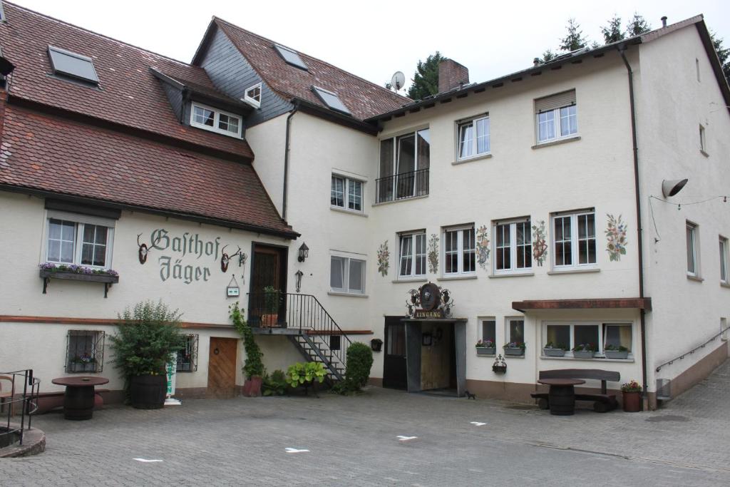 ein großes weißes Gebäude neben einem Gebäude in der Unterkunft Gasthof Jäger in Heppenheim an der Bergstrasse