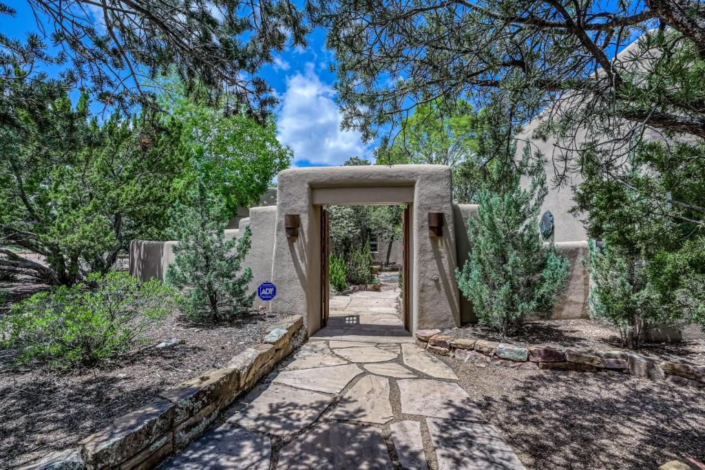 una porta aperta per una casa con alberi di Casa & Casita Tres Hermanos a Santa Fe