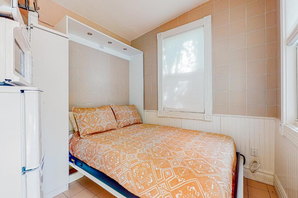 mały pokój z łóżkiem i oknem w obiekcie Sunshine Casita w mieście Key West