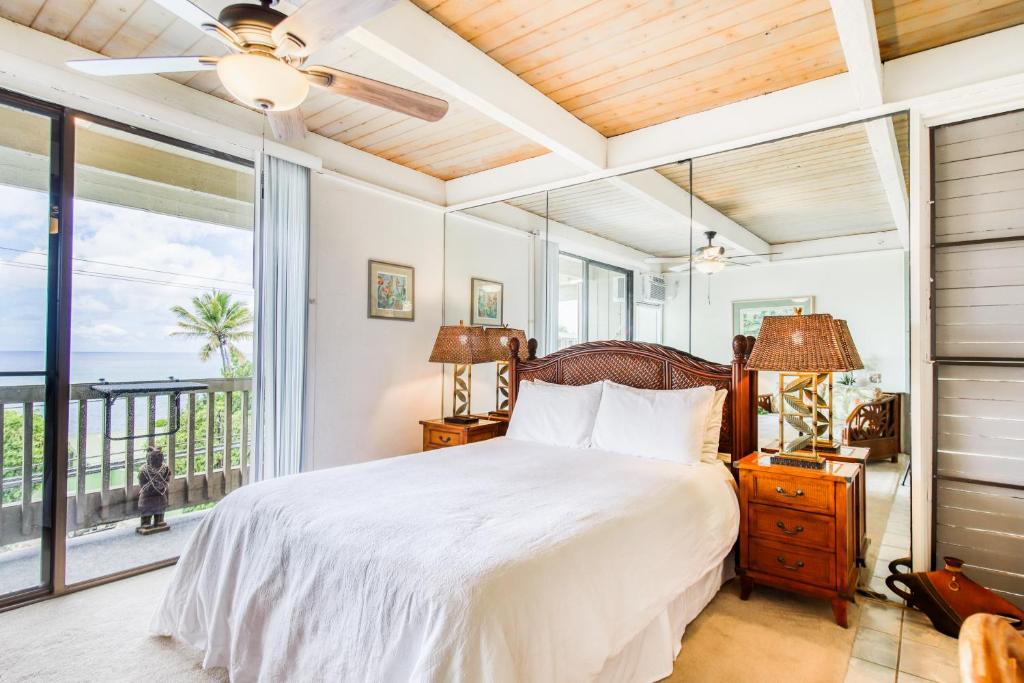 1 dormitorio con 1 cama y balcón en Kona Bali Kai #368, en Kailua-Kona