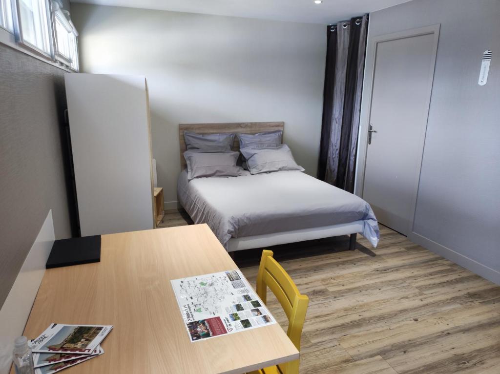 Un pat sau paturi într-o cameră la Studio des Marches de Bretagne