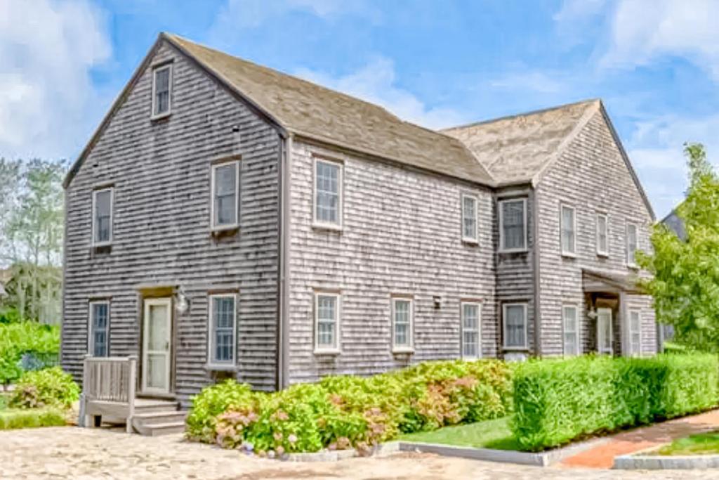 una gran casa gris con techo en Peace & Quiet on ACK en Nantucket