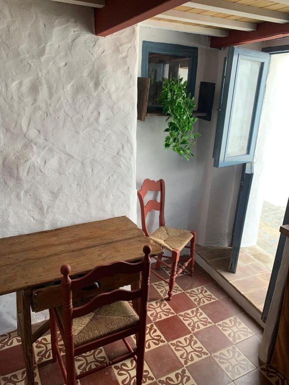 jadalnia z drewnianym stołem i krzesłami w obiekcie Casa Nayib w mieście Vejer de la Frontera